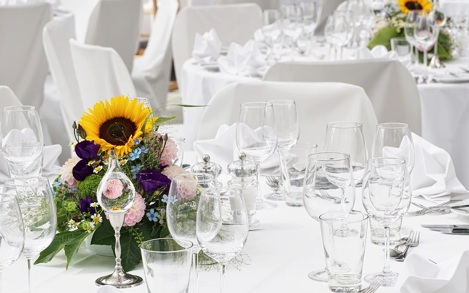 Floral arrangement, table cover and table decoration
